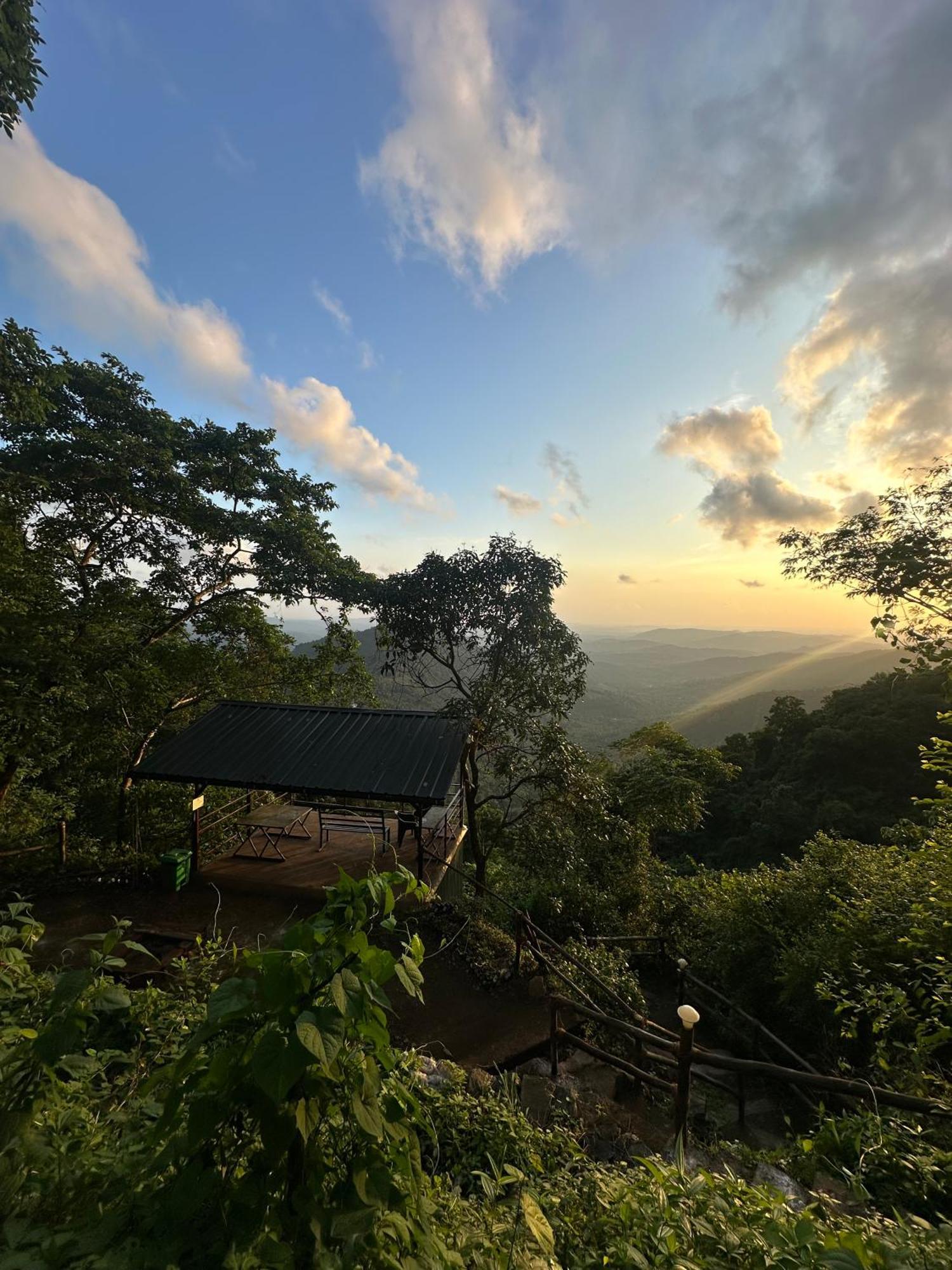 Sunset Valley Kerala Pool Resort - Serene Natural Forest Cottage Stay In Idukki With Sunrise & Sunset Panoramas, Natural Streams & Tranquil Summer Evenings Pīrmed Esterno foto